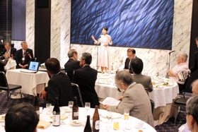 約４０人が旧交を温めた「東京明石会」の総会・懇親会＝東京都千代田区