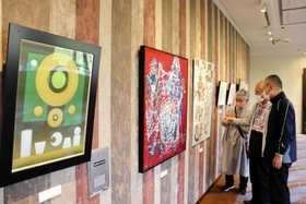 多様な画風の力作が並ぶ会場＝明石市大明石町２