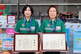 明石署から感謝状を受け取った松原瞳さん（右）と西藤浩子さん＝明石市太寺天王町