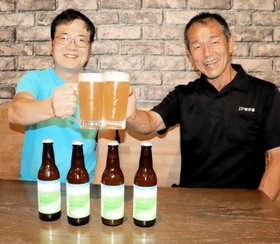 県内産のノリを使用した「シンデレラのりＤＲＡＦＴ」を共同開発した清原稔夫さん（左）と戎本裕明副会長＝明石市大明石町１