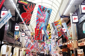 魚の棚商店街にお目見えした大漁旗＝明石市本町１