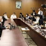 市議会での退任表明を受け、記者会見に応じた明石市の泉房穂市長（左）。今後の政治活動などについて質問が相次いだ＝１２日午後、明石市中崎１（撮影・小林良多）