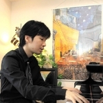 自宅のピアノを弾く末近功也さん＝神戸市西区