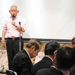 ３年ぶりの「東京明石会」であいさつする泉市長＝東京都千代田区