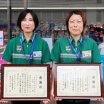 明石署から感謝状を受け取った松原瞳さん（右）と西藤浩子さん＝明石市太寺天王町
