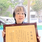 感謝状を受けとった高橋幸子さん（明石署提供）