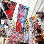 魚の棚商店街にお目見えした大漁旗＝明石市本町１