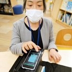 アプリのアカウント貸し出しが始まる読書支援サービス「ユアアイズ」。スマートフォンで撮影すると、読み上げてくれる＝明石市大明石町１