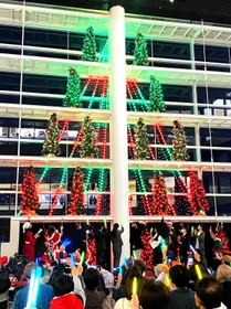 「パピオス、パピオス、メリークリスマス！」。ＹＥＮＡ☆らのかけ声に合わせてともされたイルミネーション＝明石市大明石町１