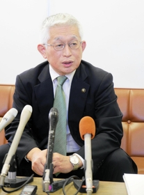 地域政党の設立に向けて会見する泉房穂市長＝明石市役所