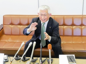 地域政党の設立に向けて会見する泉房穂市長＝明石市役所