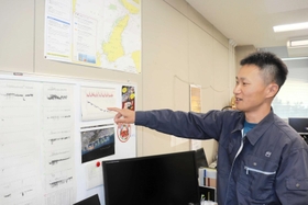 クロダイに取り付けた発信器のデータを確認する高倉良太さん＝明石市二見町南二見