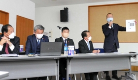 市政について報告する自民党真誠会の三好宏幹事長（右端）ら＝明石市東仲ノ町