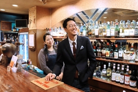 海峡亭を引き継いだ林寛三さん（右）＝明石市本町２