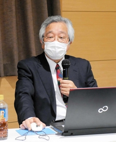 同時流行への対策について高齢者施設の職員に説明する濵田昌範あかし保健所長＝明石市大久保町八木