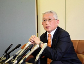 候補者公募について会見する泉房穂市長＝明石市役所