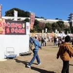 全国の名物が集まるあかし食三昧市＝明石公園