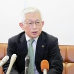 地域政党の設立に向けて会見する泉房穂市長＝明石市役所
