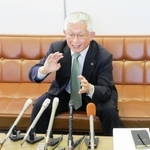 地域政党の設立に向けて会見する泉房穂市長＝明石市役所