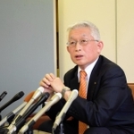 候補者公募について会見する泉房穂市長＝明石市役所
