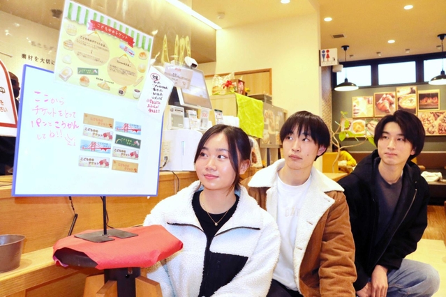 子どもの貧困をなくす活動に取り組む明石高専の学生たち＝ダンマルシェ大久保北店