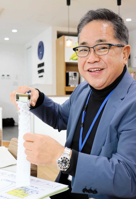 ハニカムブラインドの断熱構造について説明する森下誉樹さん＝姫路市山吹２