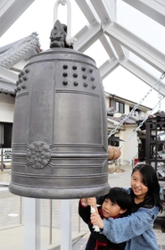 住職の念願「平和を願う鐘、気軽に突いて」 白い柱、アクリル屋根…妙栄