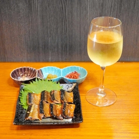 ｋｕｎ－ｋｕｎのさんまの燻製オイル漬けとシャルマンワイン