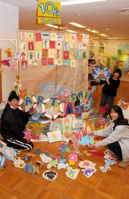 巨大な帆船形のアート作品。来場者に好きな絵を描いてもらい、帆に張っていく＝明石市上ノ丸２