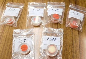 明石玉を割り、樹脂で覆ったもの。成分の分析に使用された