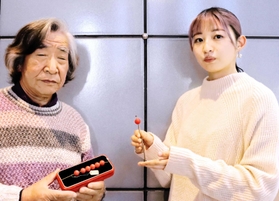 明石玉を研究する鈴木琴那さん（右）と、最初期のものとみられる明石玉を見つけ出した竹中敏幸さん＝明石市上ノ丸２、市立文化博物館