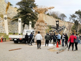 明るいうちに準備される大がかりな松明＝明石公園（明石観光協会提供）