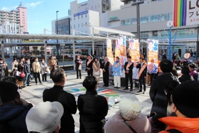 明石駅前で演説する泉房穂市長と市議選の立候補予定者ら＝明石市大明石町１