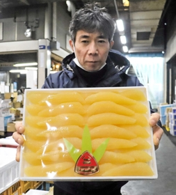 おせちに欠かせない縁起物の数の子＝明石市公設地方卸売市場