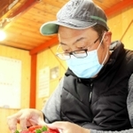 完熟で傷つきやすいイチゴを丁寧にパック詰めしていく＝明石市魚住町清水