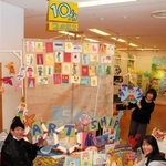 巨大な帆船形のアート作品。来場者に好きな絵を描いてもらい、帆に張っていく＝明石市上ノ丸２