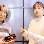 明石玉を研究する鈴木琴那さん（右）と、最初期のものとみられる明石玉を見つけ出した竹中敏幸さん＝明石市上ノ丸２、市立文化博物館