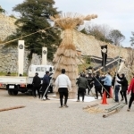 明るいうちに準備される大がかりな松明＝明石公園（明石観光協会提供）