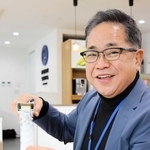 ハニカムブラインドの断熱構造について説明する森下誉樹さん＝姫路市山吹２