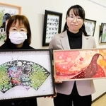 「まほろばＡＫＡＳＨＩ」を開く、切り絵作家のｙｏｋｏさん（左）とイラストレーターのとみおみきさん＝明石市明石公園