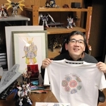 これまでの作品を前にニューバランスのＴシャツを持つ田寺誠人さん＝明石市