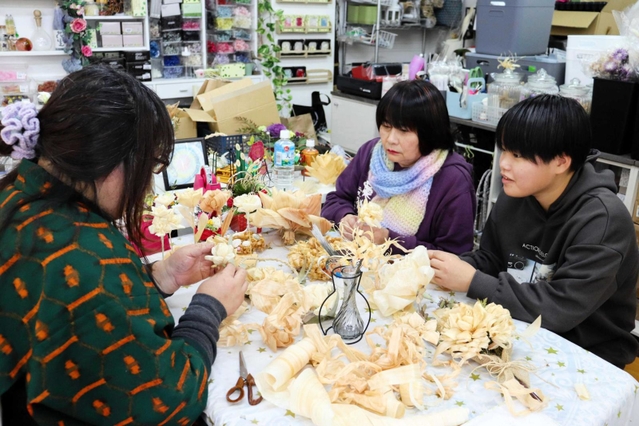 ワークショップではフラワーアートの作り方を教わることができる＝明石市船上町