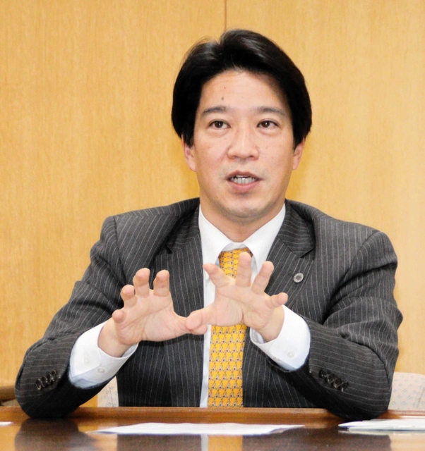 インタビューに応じる岡田康裕・加古川市長＝加古川市役所
