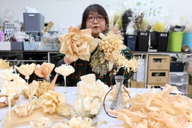 かんなくずを利用してフラワーアートを作る東田里美さん＝明石市船上町