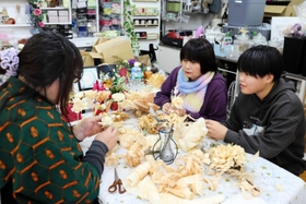 ワークショップではフラワーアートの作り方を教わることができる＝明石市船上町