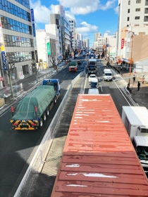 大型車を中心とする長い渋滞が発生した国道２号＝明石市大明石町１