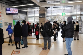 電車の運行再開を待つ人たち＝午前９時ごろ、ＪＲ明石駅