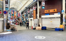 いつもと違い閑散とする魚の棚商店街＝明石市本町１