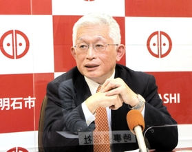 会見で質問に答える泉房穂市長＝明石市役所