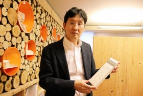 壁の断熱材を紹介する松尾和也さん＝明石市西明石北町１